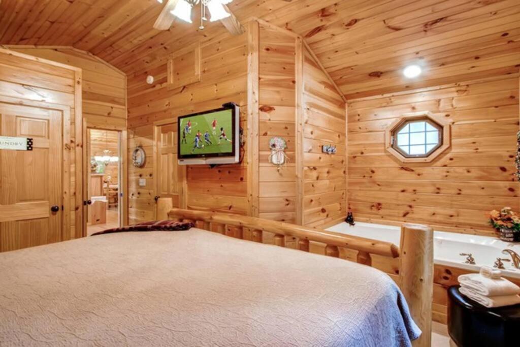 Вілла Great Location Pool Table Hot Tub Гатлінбург Екстер'єр фото